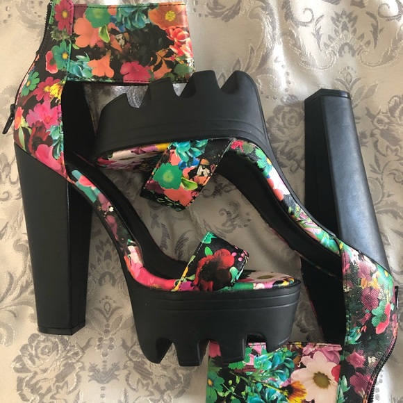 *** SOLD **Wild Diva Lounge Floral Print Platform - Picture 4 of 16